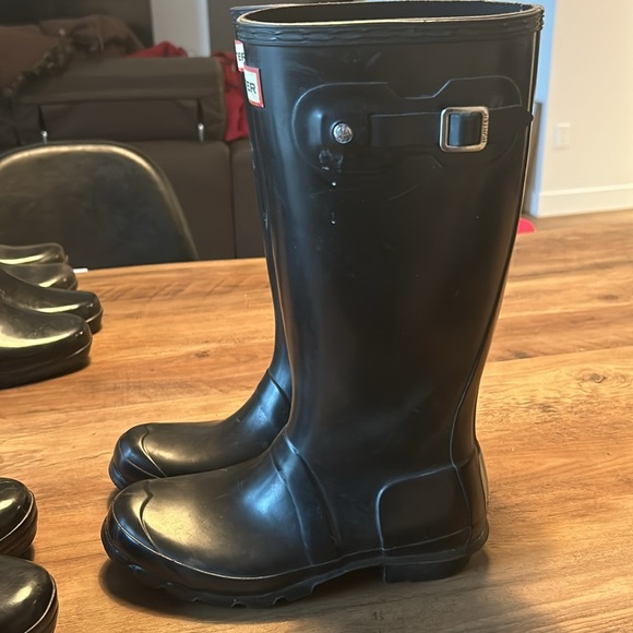 HUNTER rain boots with socks , boot buffer, duffle bag. Size US 3b/4G. Black. - Picture 5 of 7